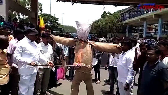 Vattal Nagaraj protest on Cauvery Issue at Bengaluru's Majestic bus stand