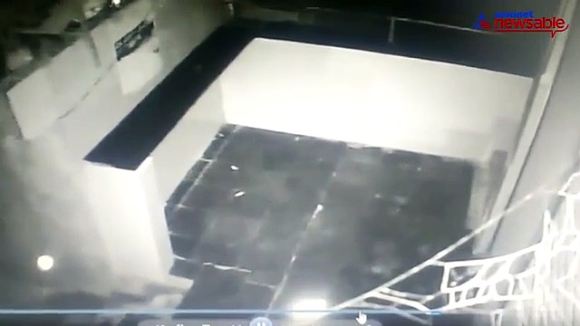 CCTV captures thieves stealing money from shop