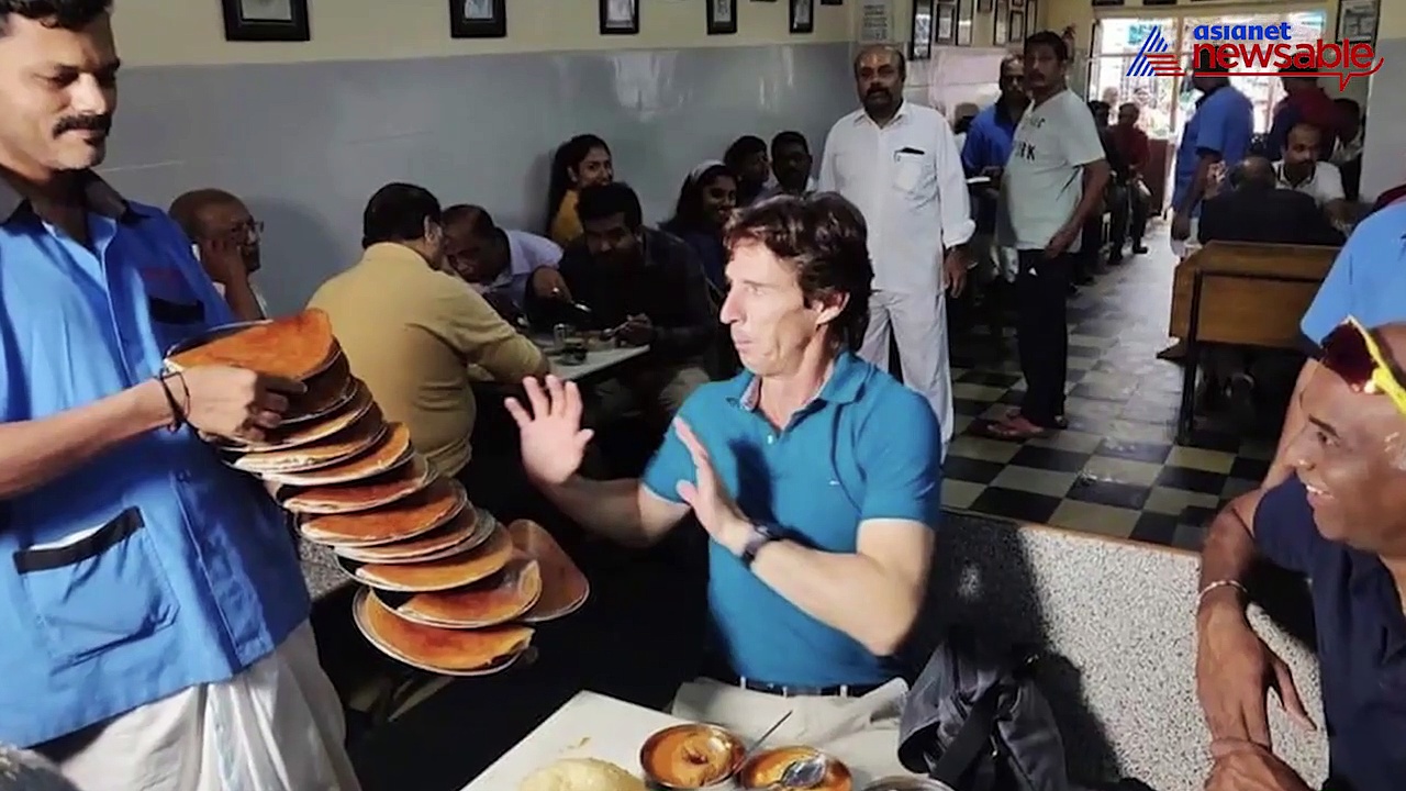 Former Australian cricketer Brad Hogg treats himself to crisp dosas at Bengaluru’s Vidyarthi Bhavan