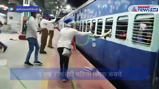 सोनू सूद की तरह कोई सेलिब्रिटी नहीं है ये महिला, फिर भी स्टेशन पर देखते ही उमड़ रही लोगों की भीड़