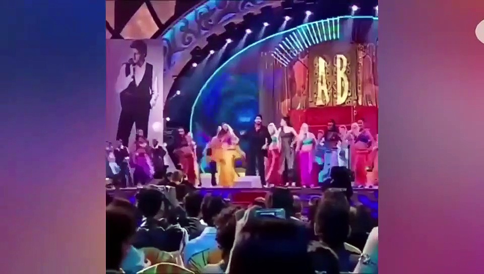 जब ऐश्वर्या को जबर्दस्ती खींच स्टेज पर ले गए अभिषेक, वायरल हो रहा वीडियो
