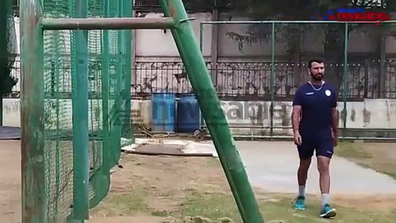 Cheteshwar Pujara tests Freebowler