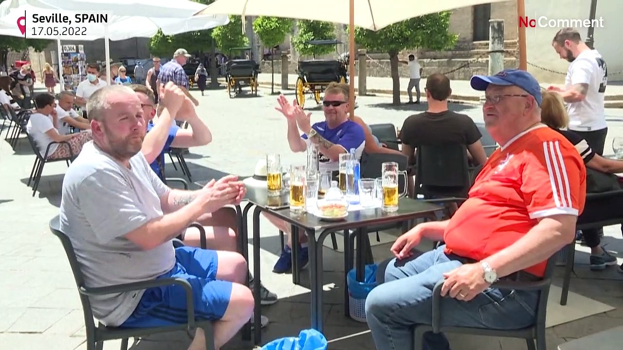 130.000 deutsche und schottische Fußballfans schwitzen (begeistert) in Sevilla