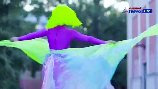 বর্ষায় এবার নিয়ন রং! স্টাইল স্টেটমেন্ট বদলে নজর কাড়ুন সকলের