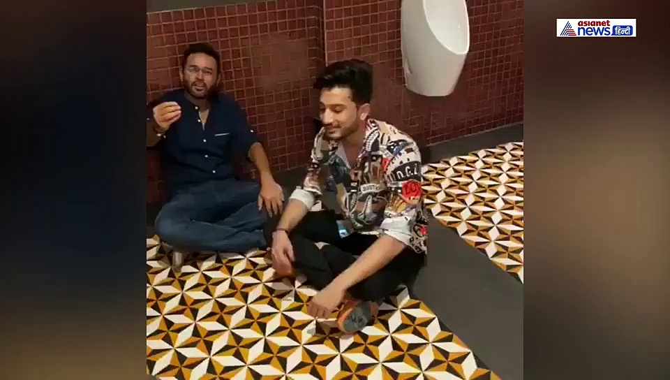 धोनी बने बाथरूम सिंगर, टॉयलेट के फर्श पर बिठाकर क्रिकेटरों से गवाया गाना और खुद करते रहे जज