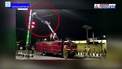 भूख से परेशान युवक ट्रैफिक लाइट के खंभे पर चढ़ा, बोला ये डिमांड पूरी नहीं हुई तो जान दे दूंगा