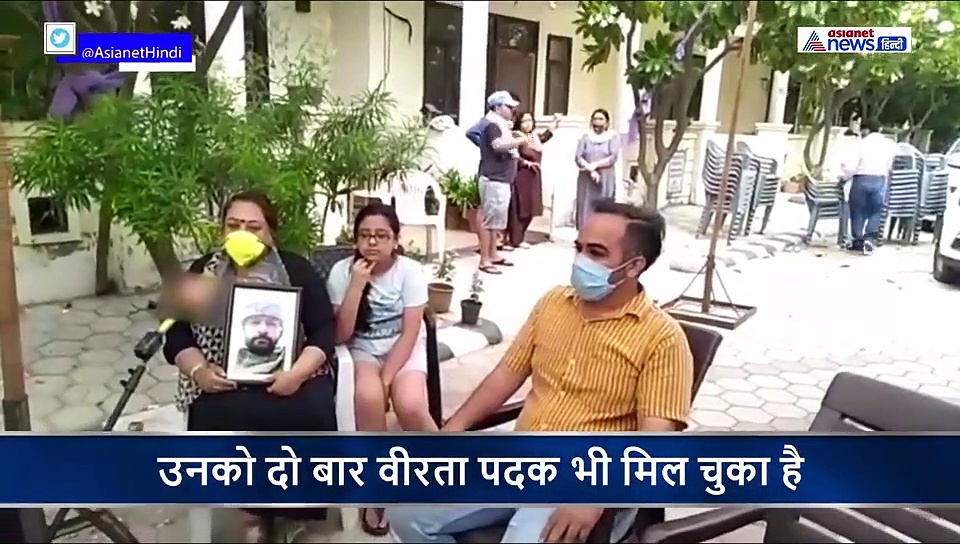 ना आंसू, ना दुख... बस हाथ में फोटो लिए बैठीं है शहीद आशुतोष का पत्नी, देखें वीडियो