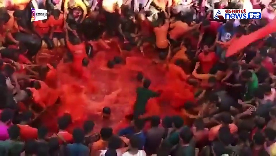 कोरोना की दहशत के बीच पानी में एक दूसरे को फेंक रहे हैं लोग...वायरस का यहां ऐसा है रंग