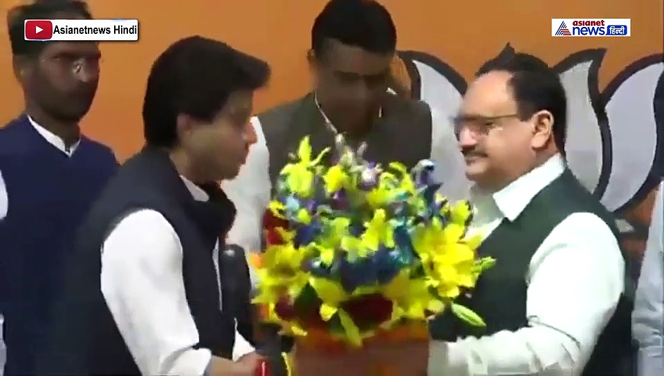 पिता पुत्र, पति और पॉलिटिशियन...बस कुछ ऐसी है ज्योतिरादित्य सिंधिया की जिंदगी, जानें 10 बड़ी बातें