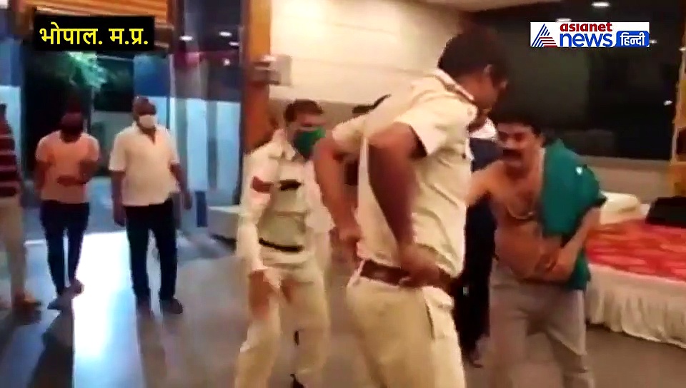 कोरोना काल में ऐसे तनाव दूर कर रहे पुलिस जवान, जमकर किया डांस