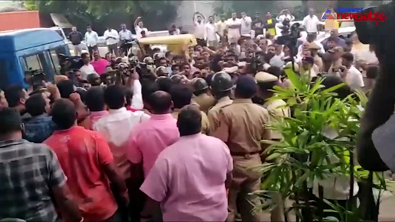 Karnataka coalition crisis: Congress workers protest in Bengaluru; commissioner issues prohibitory orders