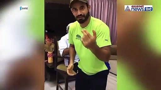 घर में बंद क्रिकेटर ने बनाई अब्बा की दाढ़ी, लॉकडाउन में ऐसे काट रहे वक्त