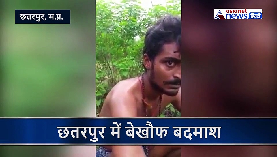 शख्स रहम की गुहार लगाता रहा और बेखौफ बदमाश बेल्ट बरसाते रहे