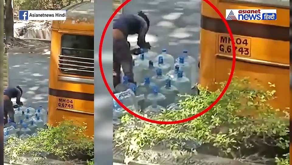 बोतलों में भरा सुलभ-शौचालय का पानी, फिर सड़क किनारे ही एक मिनट में कर दी पैकिंग