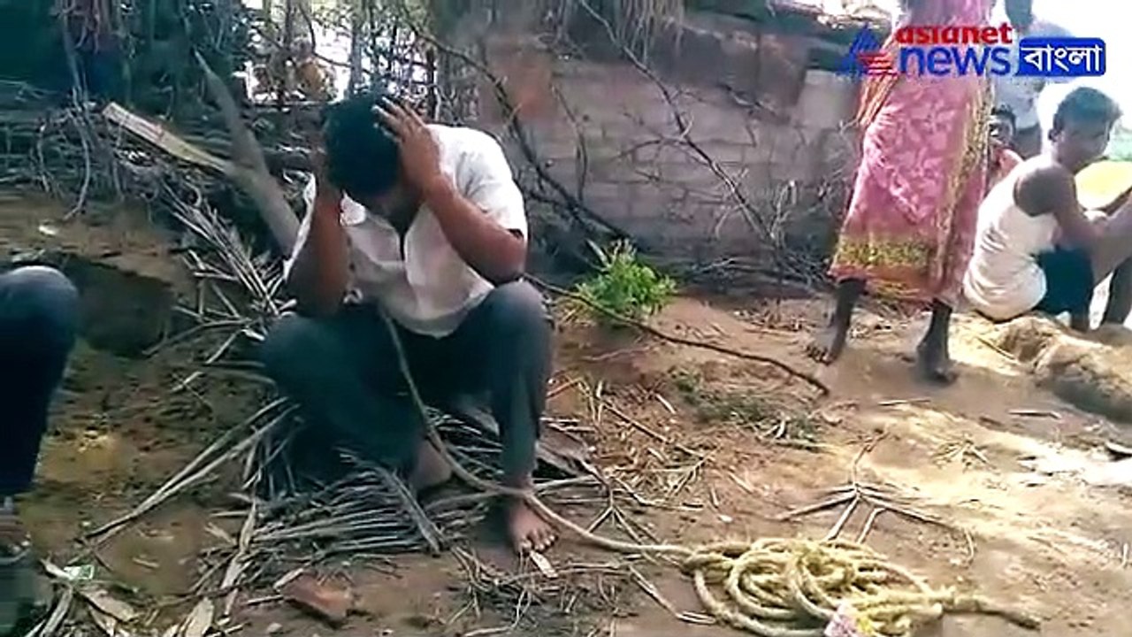 A TMC leader was caught red handed in an intimate moment with a housewife.