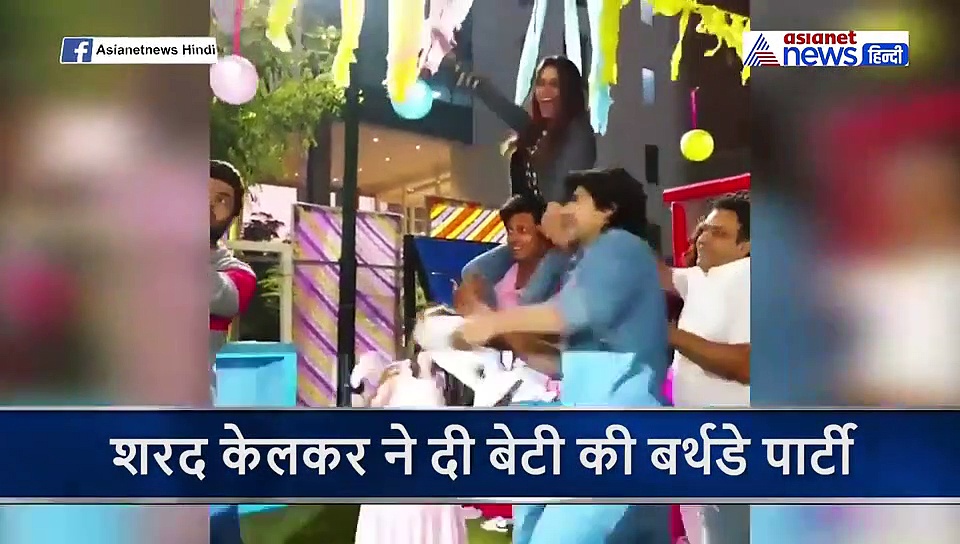 पत्नी को कंधे पर बैठाने के बाद कांप रहे थे एक्टर के पैर फिर भी नहीं मानी हार, दोनों ने दिए ऐसे पोज