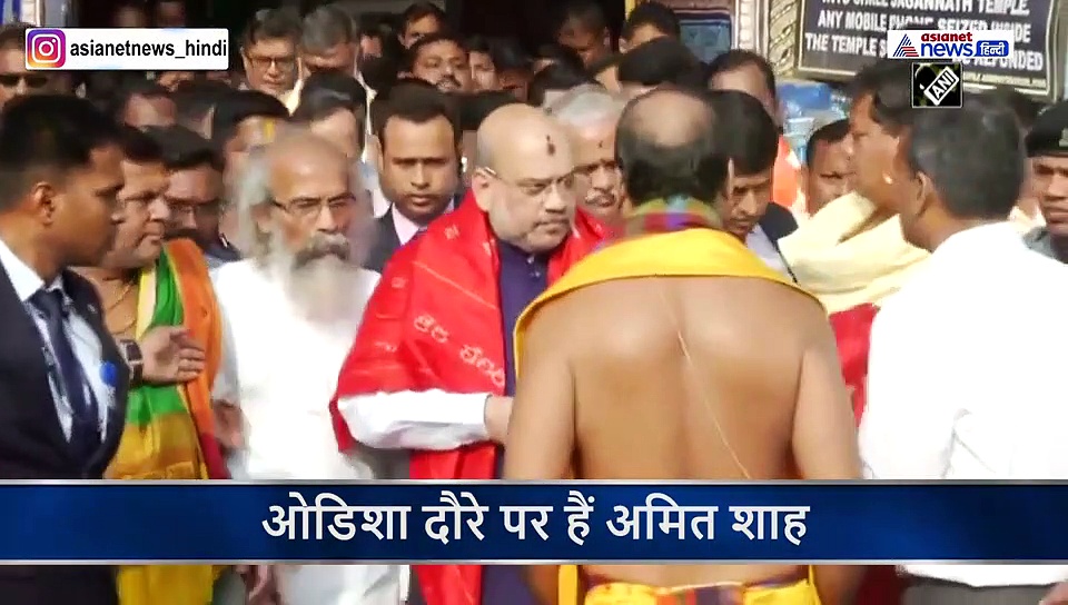 दिल्ली में हिंसा की तस्वीरों के बीच...लाल शॉल और माथे पर टीके के साथ नजर आए गृहमंत्री