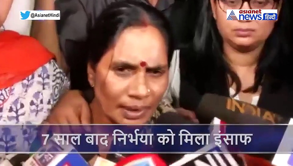 फांसी पर लटके निर्भया के गुनहगार, मां बोली-मैंने उसकी फोटो को गले लगाया और कहा..