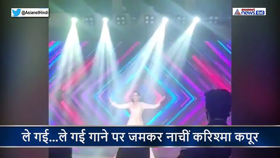 बुआ के लड़के की शादी में अपनी ही फिल्म के गाने पर नाचीं करिश्मा, बहन करीना ने भी खूब दिया साथ