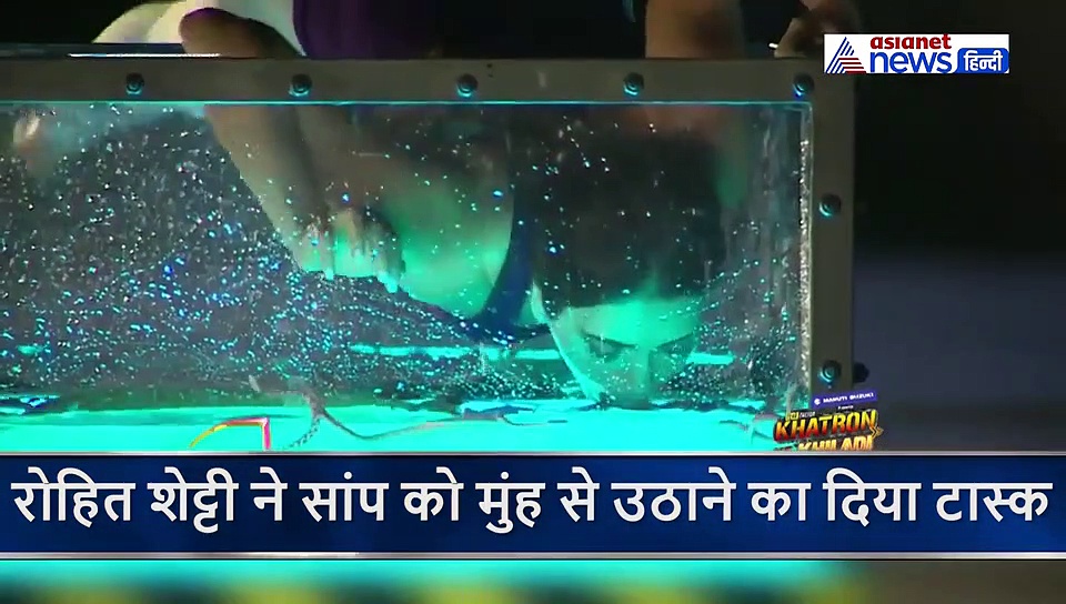'संजू' की एक्ट्रेस ने पानी में से मुंह से उठाए सांप, देख छूट गए सभी के पसीने