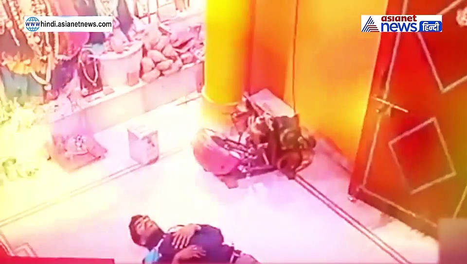 पहले मंदिर में प्रसाद चढ़ाया, फिर महंत को बेहोश करके एक ग्रंथ को माथे से लगाकर चूमा..इसके बाद ले उड़ा दान