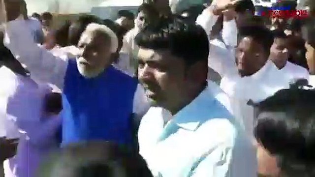 It's raining money! Staunch follower of Ashok Kheny shower currency notes on his arrival