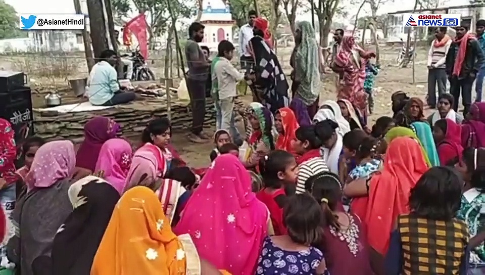 नीम के पेड़ से निकल रहा है झाग रूपी दूध, लोगों ने देवी मान शुरू कर दी पूजा..देखिए VIDEO