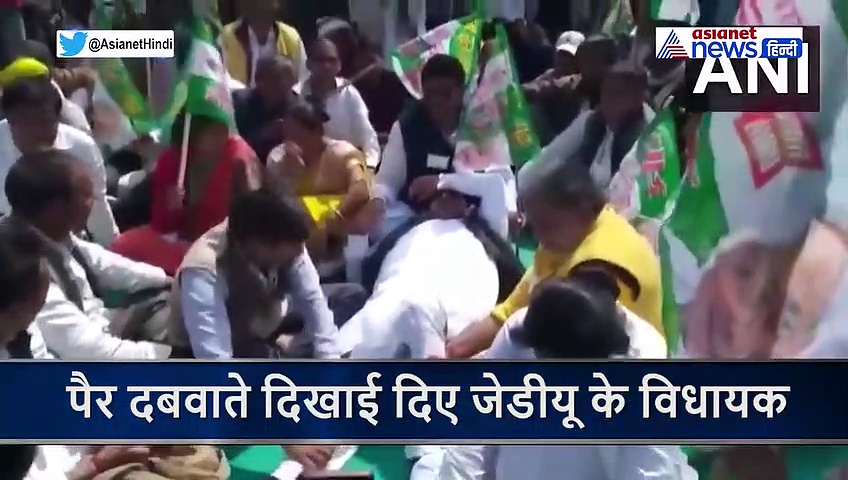 नीतीश कर रहे थे रैली, आराम से लेटकर कार्यकर्ताओं से पैर दबवाते दिखे JDU विधायक