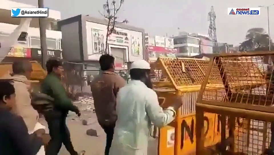 शाहीन बाग में मुस्लिमों ने पेश की इंसानियत की मिसाल, हिंदू अर्थी के लिए खोला रास्ता