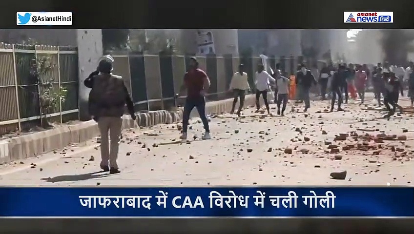 हवा में फायर करता हुआ आया उपद्रवी, पुलिसवाले पर तान दी बंदूक....टस से मस नहीं हुआ जवान
