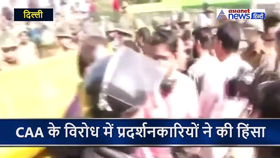 CAA के विरोध में प्रदर्शनकारियों ने फिर मचाया तांडव, एक पुलिस जवान की मौत