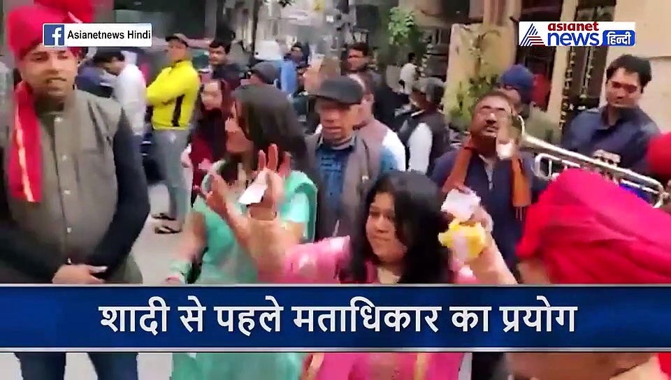 सिर पर सेहरा और हाथों में मेहंदी लगाकर मतदान केंद्र पहुंचा दूल्हा, दुल्हन ब्याहने से पहले डाला वोट