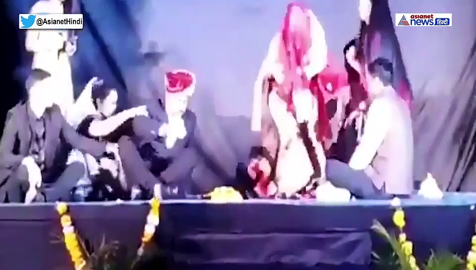 मंच पर दुल्हन का शॉकिंग टैलेंट देख टेंशन में आ गया दूल्हा, देखें अनोखी शादी का मस्त वीडियो