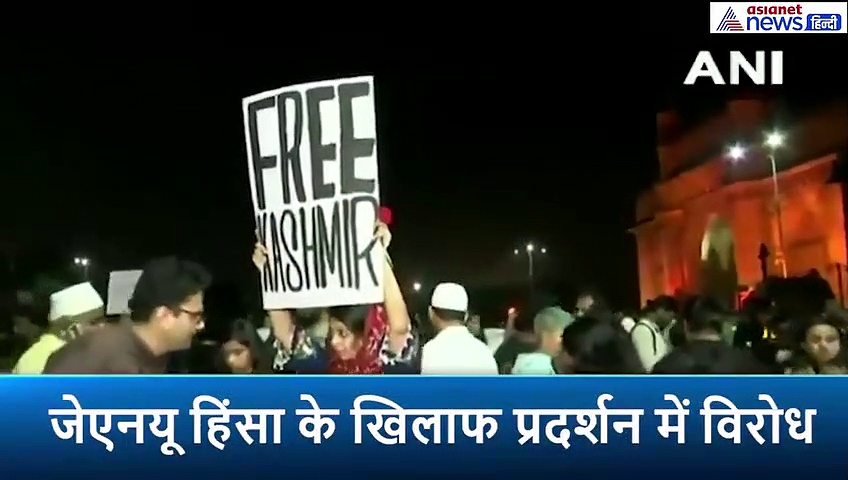 JNU हिंसा के विरोध के बीच हाथों में दिखे FREE KASHMEER के पोस्टर, मचा बवाल