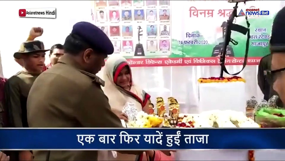 पति को याद कर यूं छलका शहीद की पत्नी का दर्द, सम्मान पाते समय नहीं रोक पाई आंसू