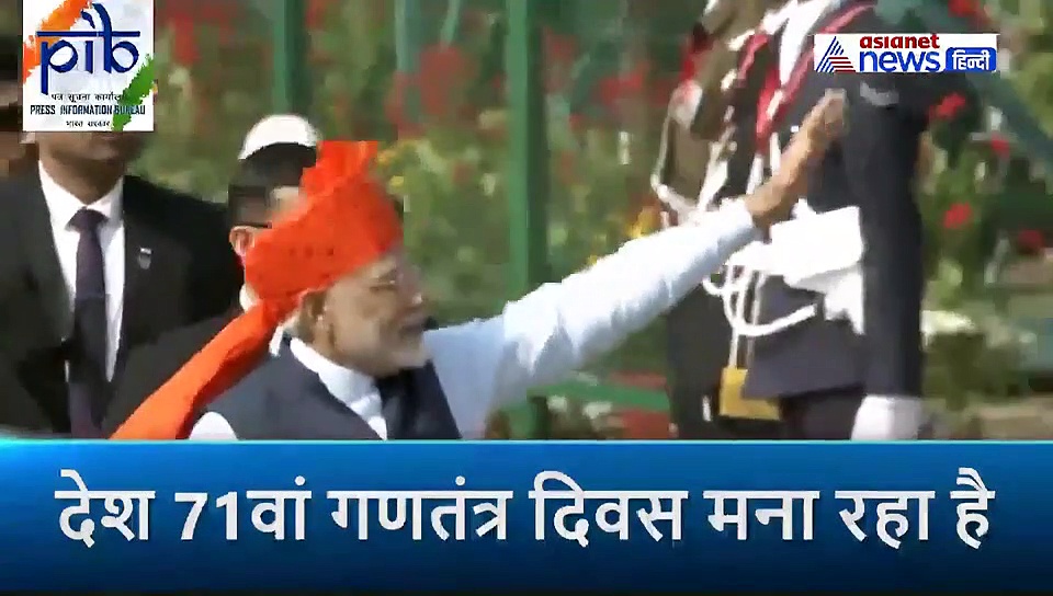 मोदी ने जीता लोगों का दिल, काफिले में बैठने की जगह पैदल चलकर जनता से मिले