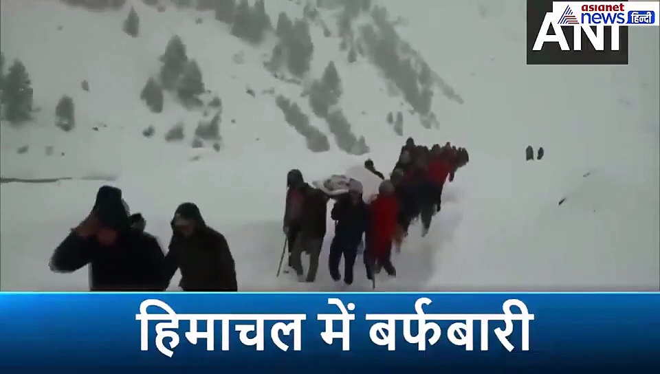हेलिकॉप्टर नहीं उड़ा तो 7 किमी. बर्फीले सफर में स्ट्रेचर पर सिपाही को अस्पताल पहुंचाया