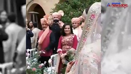 Tải video: Anushka Sharma's smile while walking down to marry Virat Kohli will melt your heart