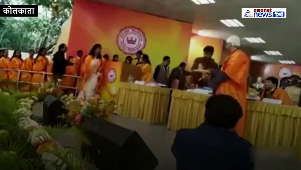 छात्रा ने दीक्षांत समारोह में डिग्री लेते हुए फाड़ी CAA की कॉपी, वीडियो वायरल