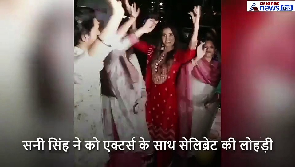 'सोनू के टीटू की स्वीटी' के एक्टर ने बजाया ढोल तो जमकर नाची ये एक्ट्रेस