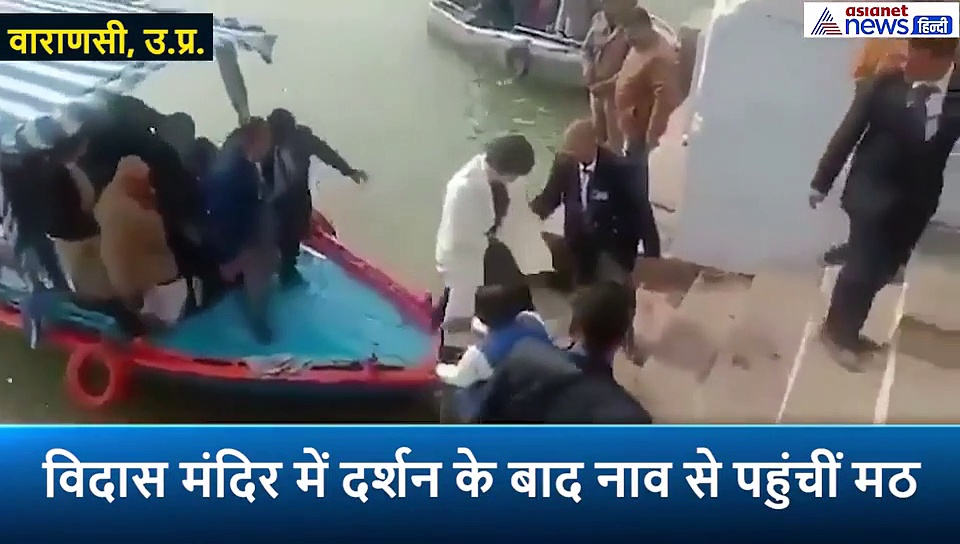 CAA हिंसा पीड़ितों से  मुलाकात करने वाराणसी पहुंचीं प्रियंका गांधी, नाव से पहुंची इस मठ