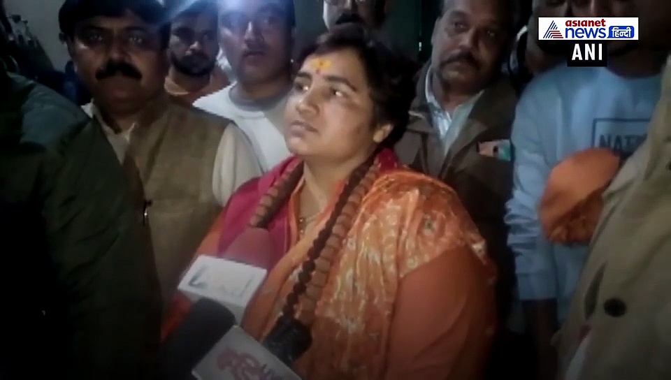 हवाई जहाज में क्रू-मेंबर से झगड़ीं सासंद प्रज्ञा ठाकुर, यात्री ने कहा- शर्म आनी चाहिए आपको