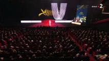 Festival de Cannes - Le public fait une ovation au Président Ukrainien Volodymyr Zelensky qui apparaît soudain en direct sur l'écran lors de la cérémonie d'ouverture