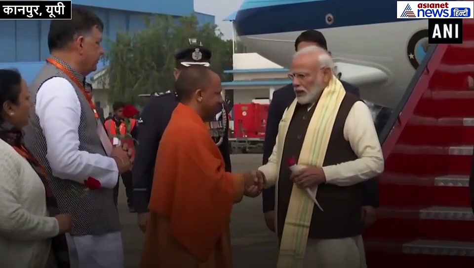 पीएम मोदी ने कानपुर में गंगा नदी की सफाई का स्टीमर से लिया जायजा