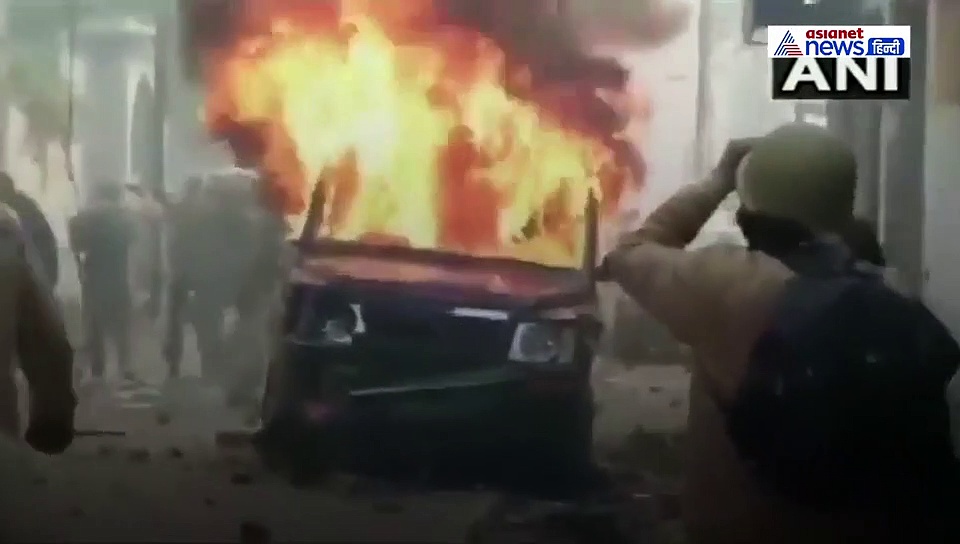 CAA विरोध का यूपी के बुलंदशहर में फूंकीं गाड़ी