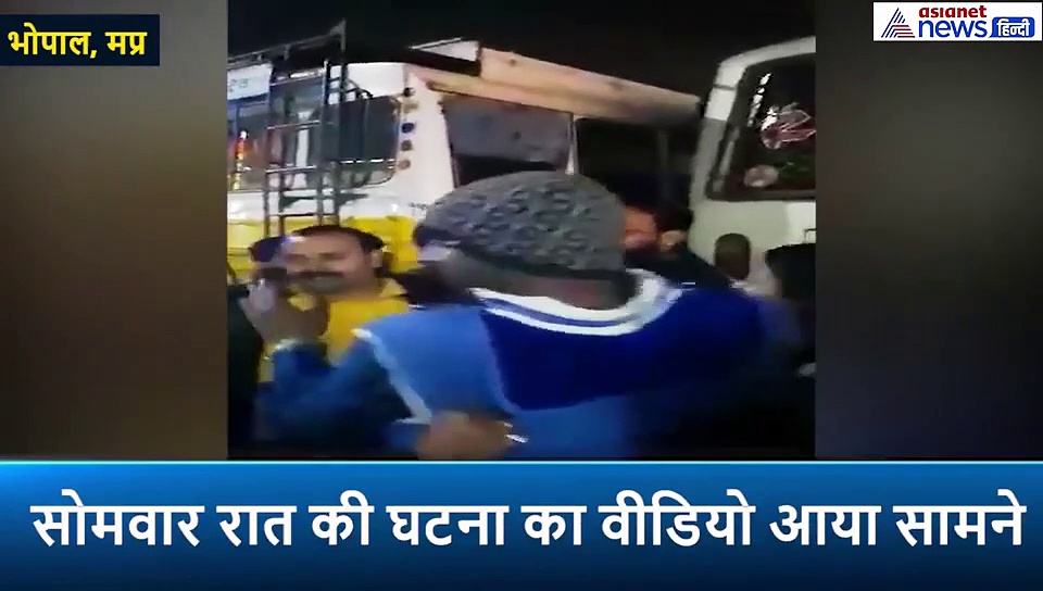 सरेआम बस स्टैंड पर एक्ट्रेस को छेड़ते रहे दर्जनभर युवक, लोग वीडियो बनाकर हंसते रहे