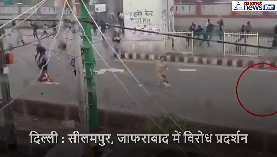 डंडा छीनकर भीड़ ने पुलिसकर्मी से मारपीट की, दिल्ली में एक दिन बाद फिर से ऐसे भड़की हिंसा