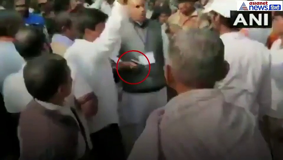 झारखंड विधानसभा चुनावः समर्थकों में हुई झड़प तो कांग्रेसी उम्मीदवार ने रौब दिखाते हुए तान दी पिस्टल