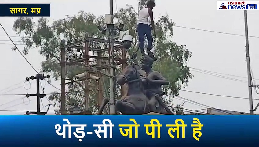 लक्ष्मीबाई की मूर्ति पर जा चढ़ा जब सनकी, देखिए कैसे करता रहा ड्रामा