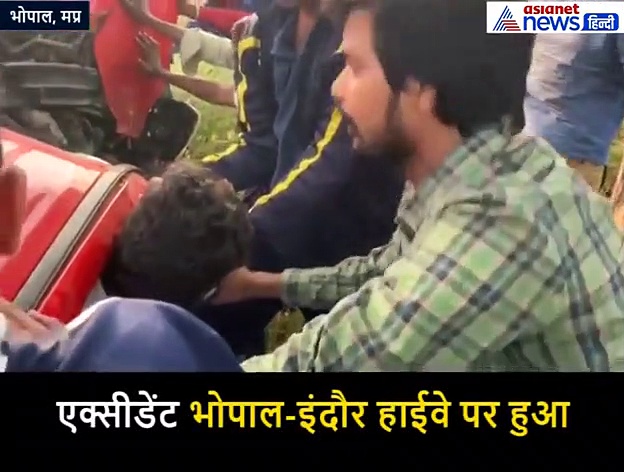 हादसे में चकनाचूर हुई कार लेकिन कुछ सेकेंड में हाथ पैर झटकते हुए बाहर आया युवक